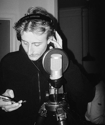 Privot Miller steht am mic im Studio